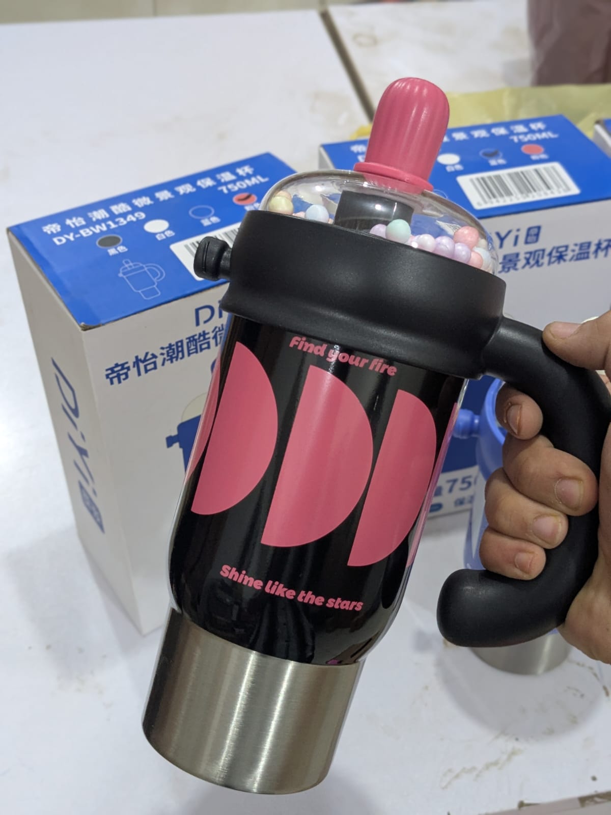 DIYi 750ml Trendy Insulated Travel Mug with Creative Snow Globe Lid & Easy-Grip Handle